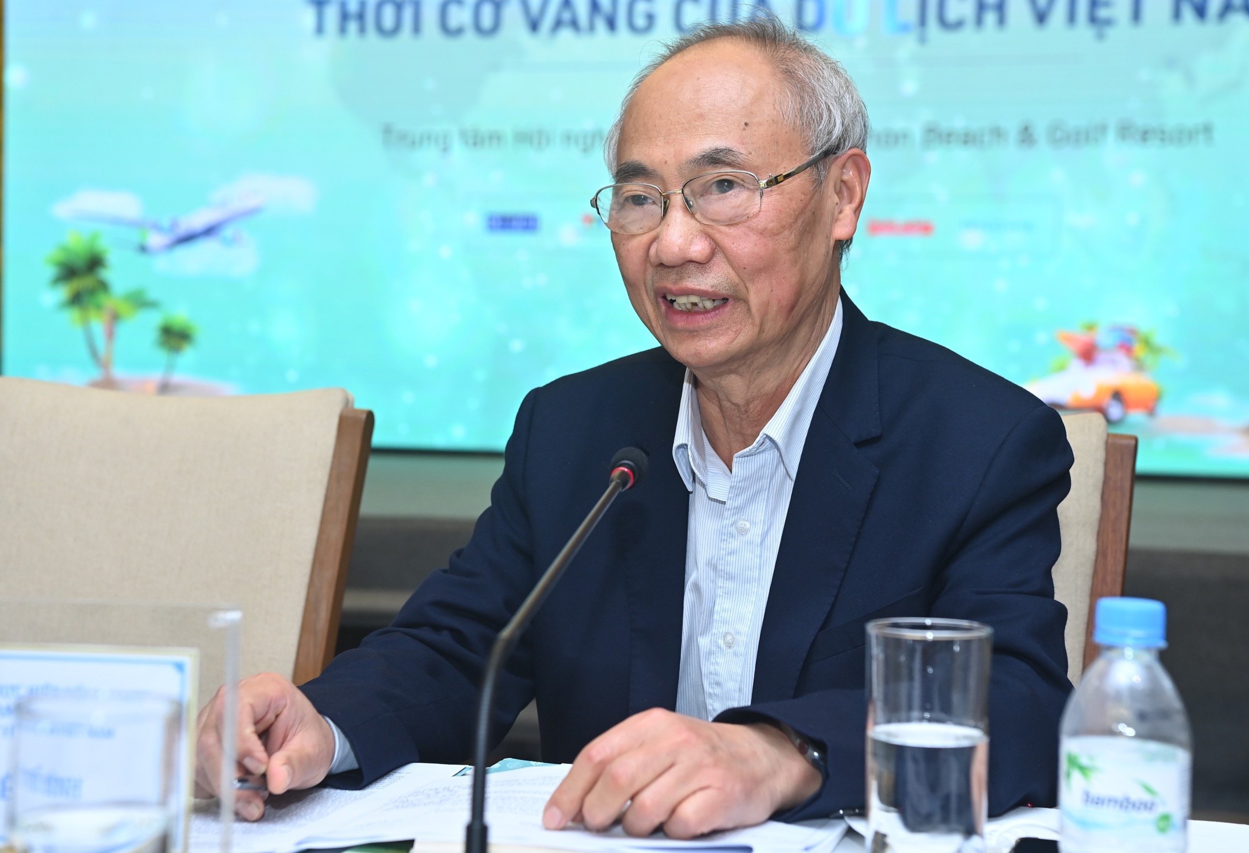 Ông Vũ Thế Bình, Phó Chủ tịch Thường trực Hiệp hội Du lịch Việt Nam phát biểu tại tọa đàm